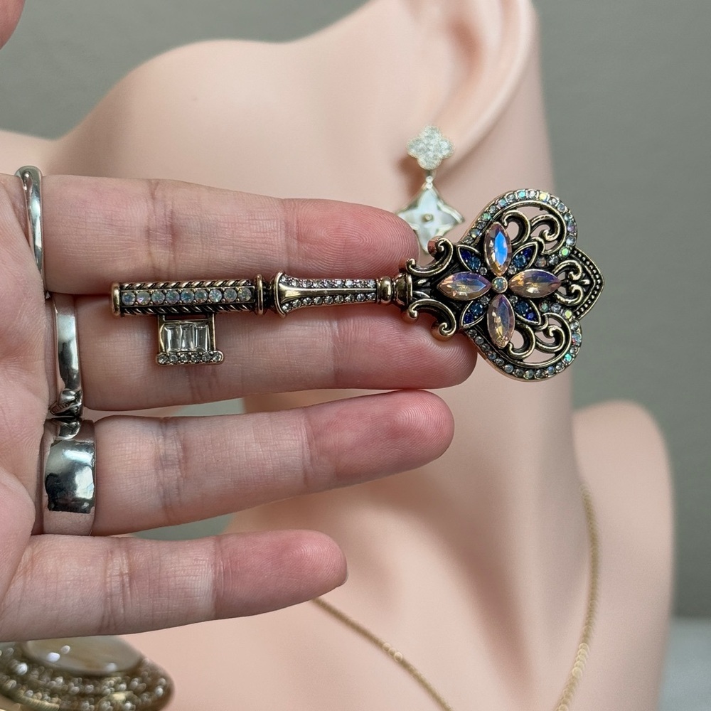 ⚜️ Magical Kéy Vintage Gold Brooch With  Zirconia 🔑 💎 - Picture 6 of 7
